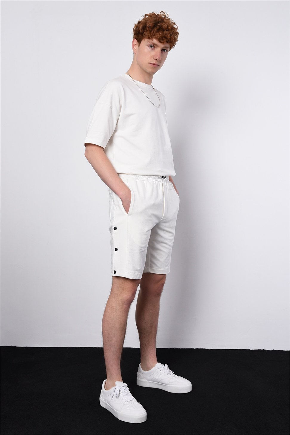 طقم تي شيرت رجالي كبير الحجم + شورت بأزرار جانبية