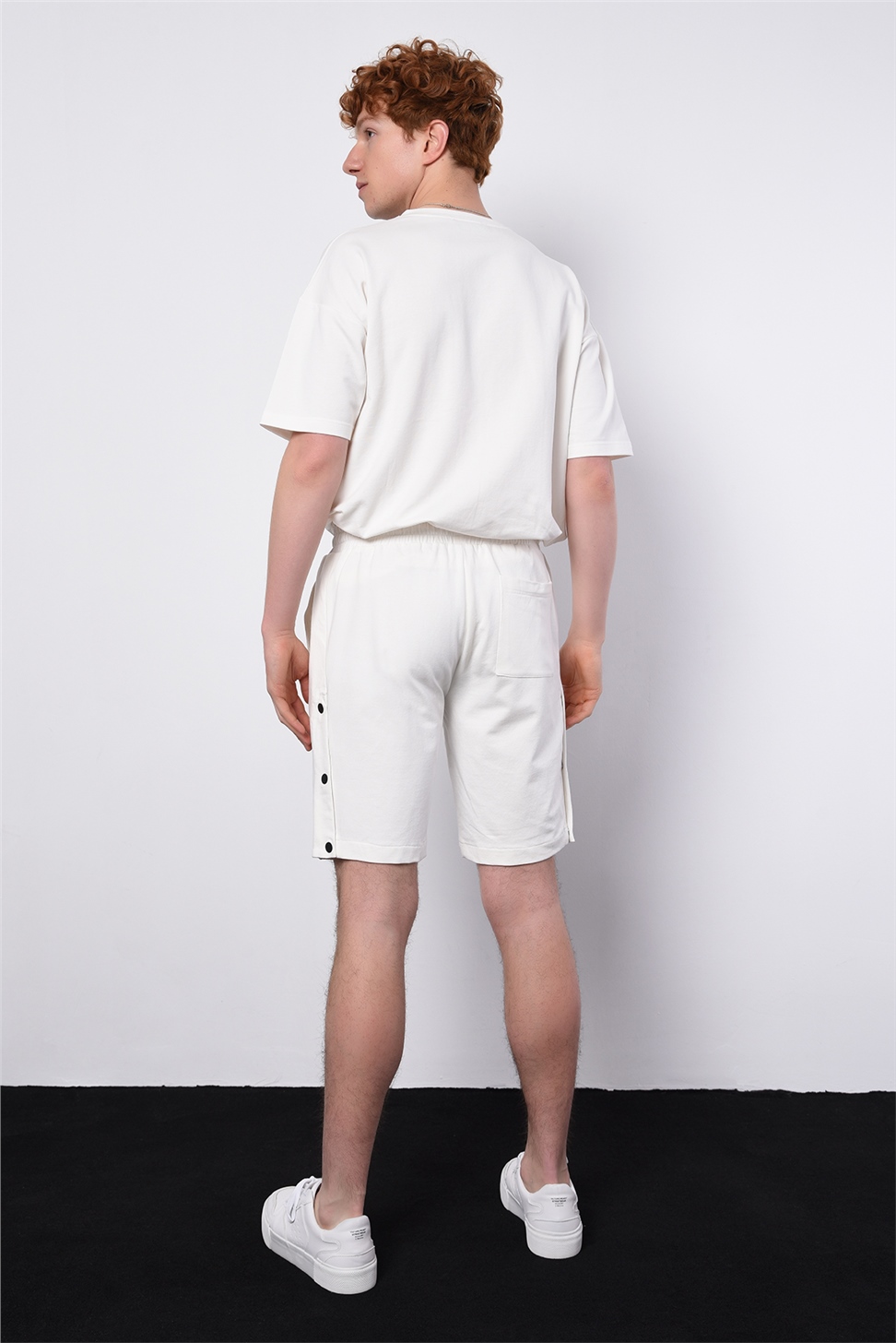 طقم تي شيرت رجالي كبير الحجم + شورت بأزرار جانبية