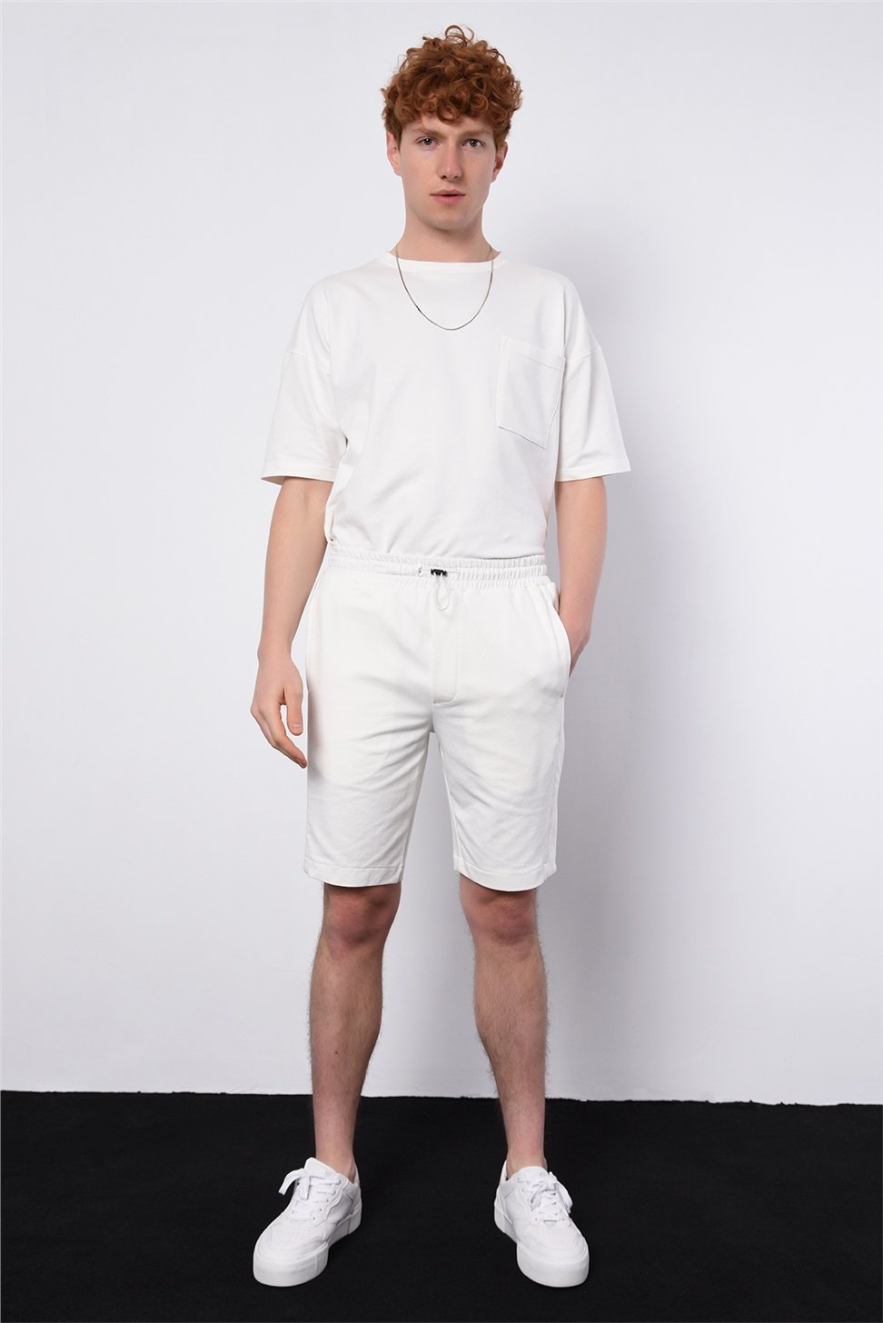 طقم تي شيرت رجالي كبير الحجم + شورت بأزرار جانبية