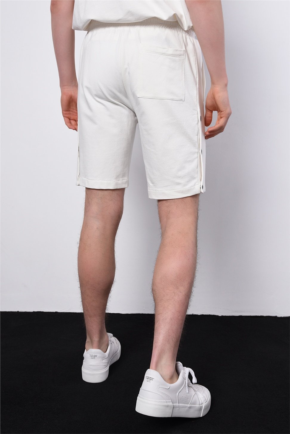 طقم تي شيرت رجالي كبير الحجم + شورت بأزرار جانبية