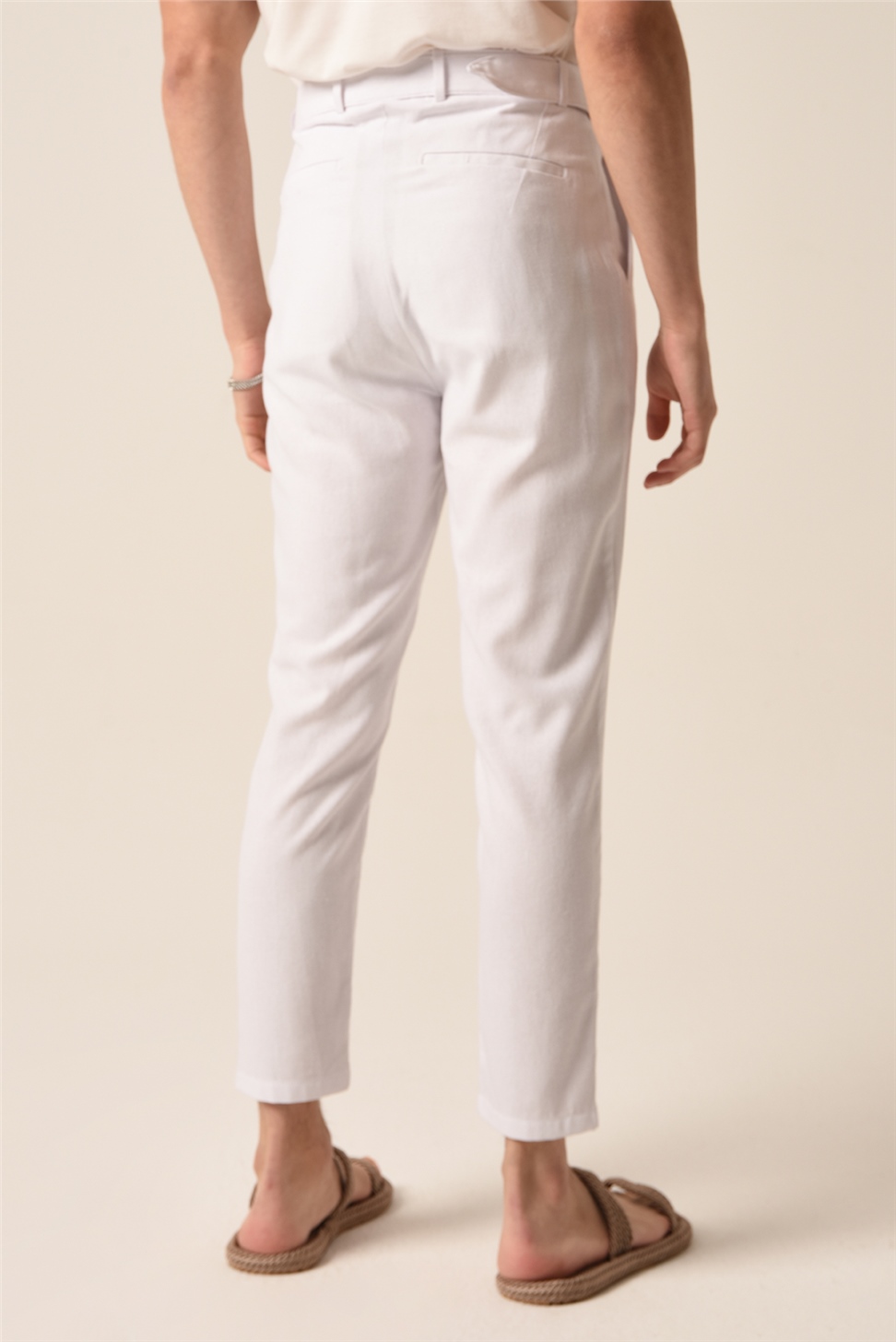 بنطلون كتان مطوي بتفاصيل حزام