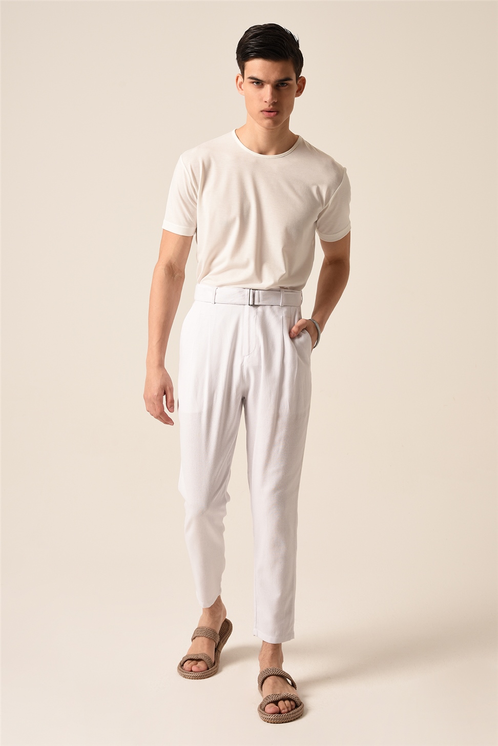 بنطلون كتان مطوي بتفاصيل حزام