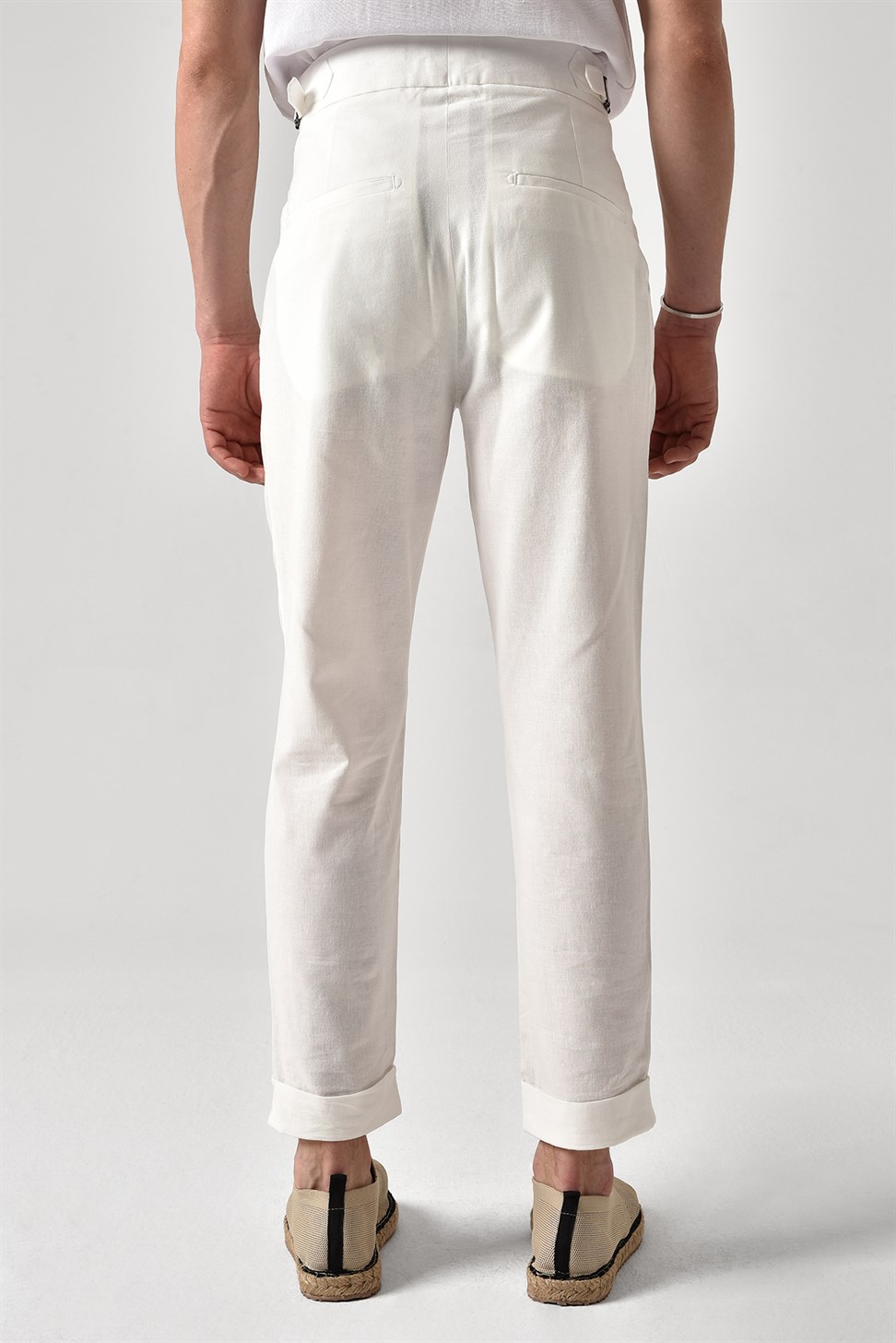 بنطلون كتان عالي الخصر مزين بحزام