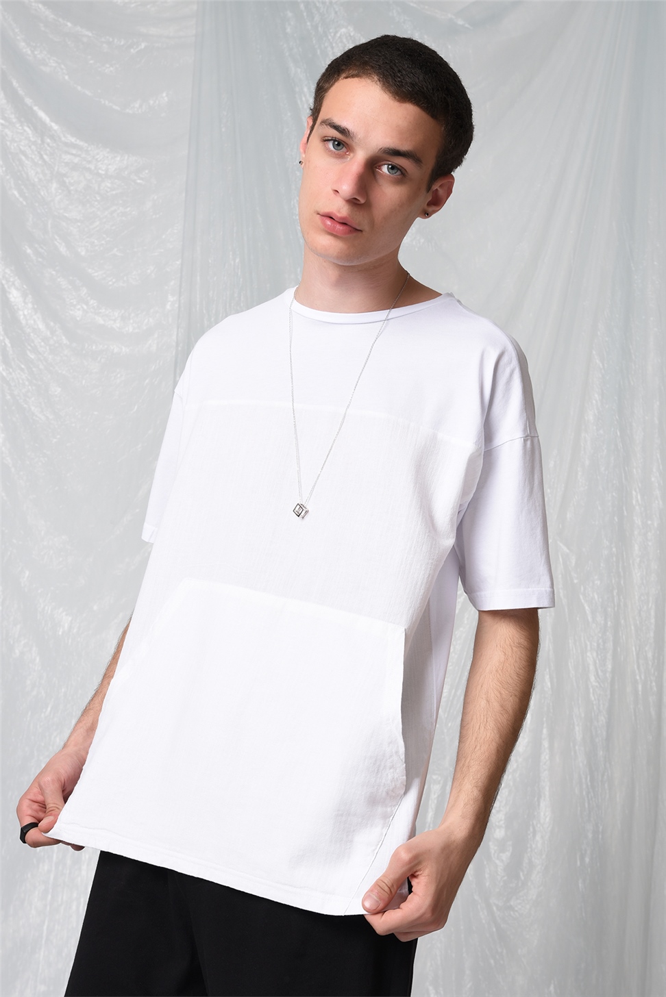 تي شيرت بجيب كبير الحجم