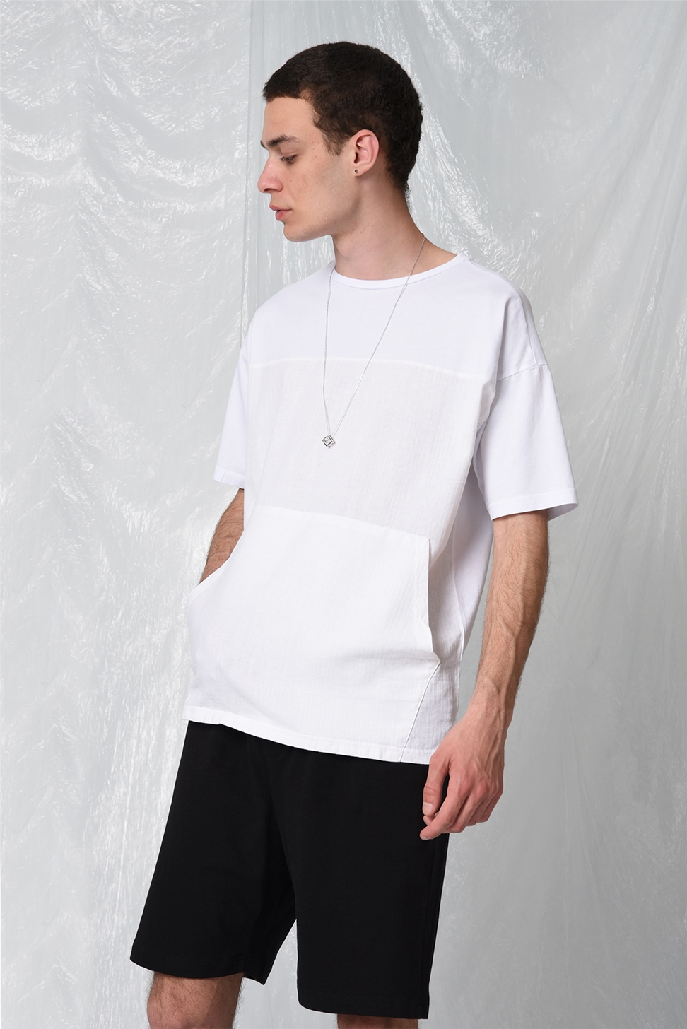 تي شيرت بجيب كبير الحجم