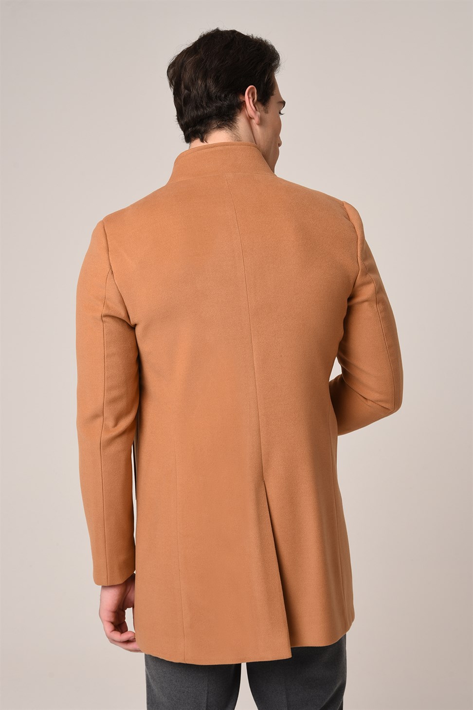 معطف مستقيم الياقة سليم صالح للرجال