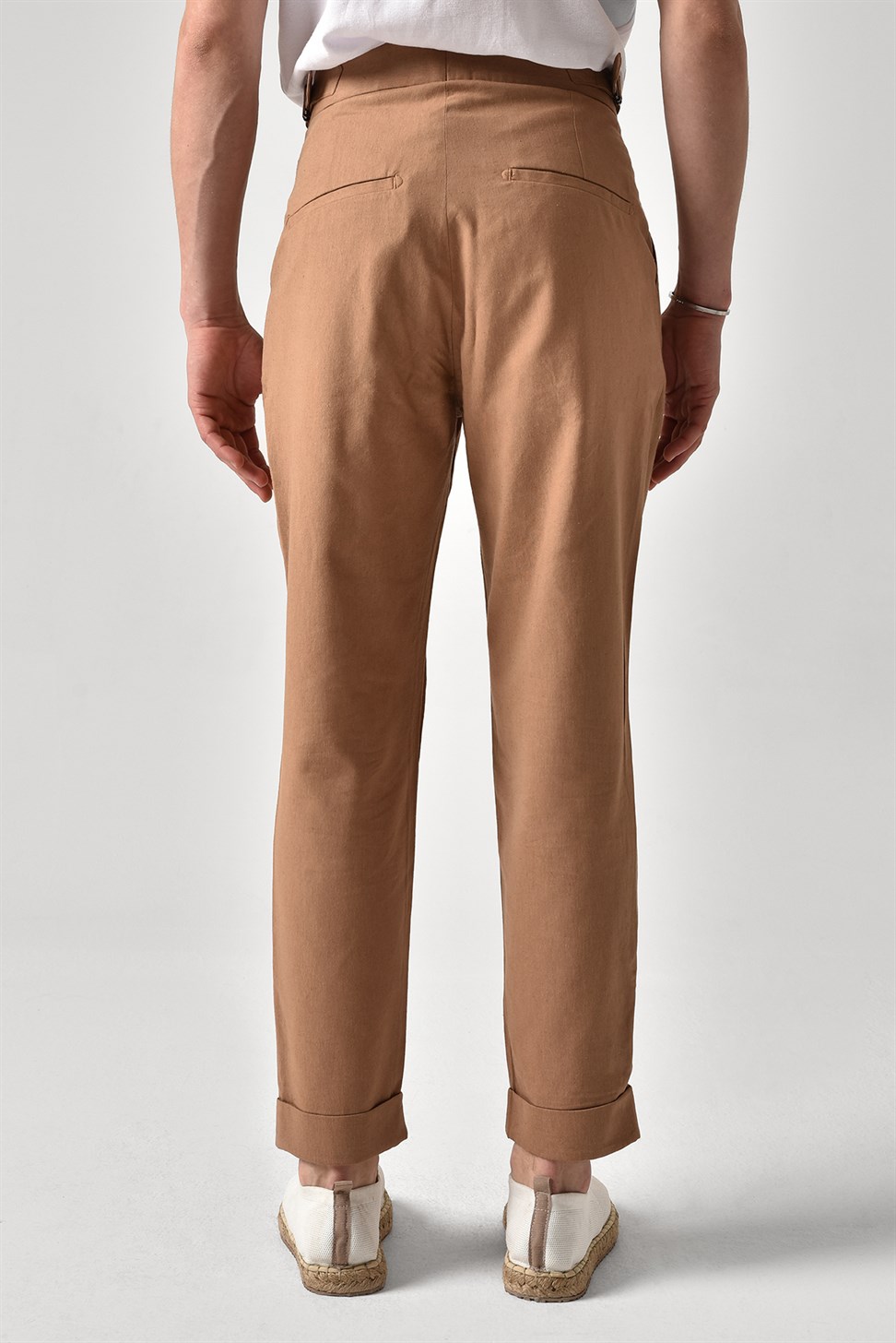 بنطلون كتان عالي الخصر مزين بحزام