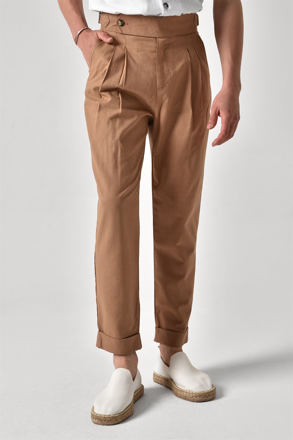 بنطلون كتان عالي الخصر مزين بحزام