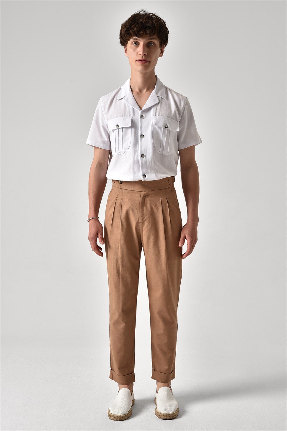 بنطلون كتان عالي الخصر مزين بحزام