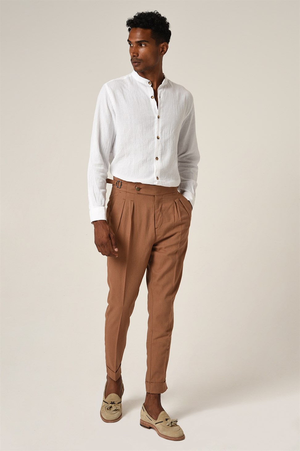 بنطلون كتان بطيات وحزام بإبزيم عالي الخصر