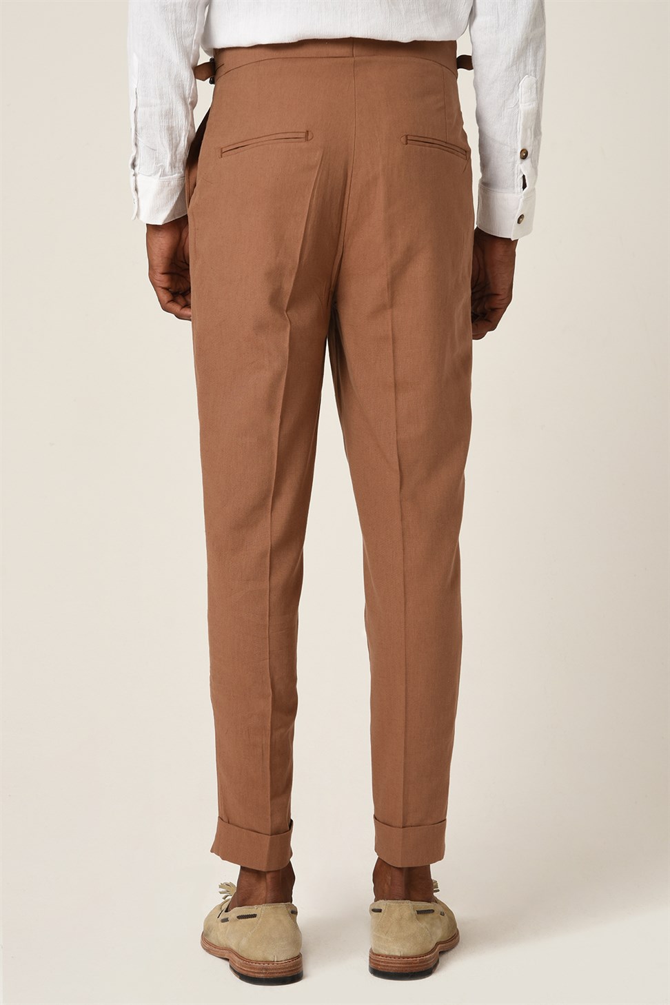 بنطلون كتان بطيات وحزام بإبزيم عالي الخصر