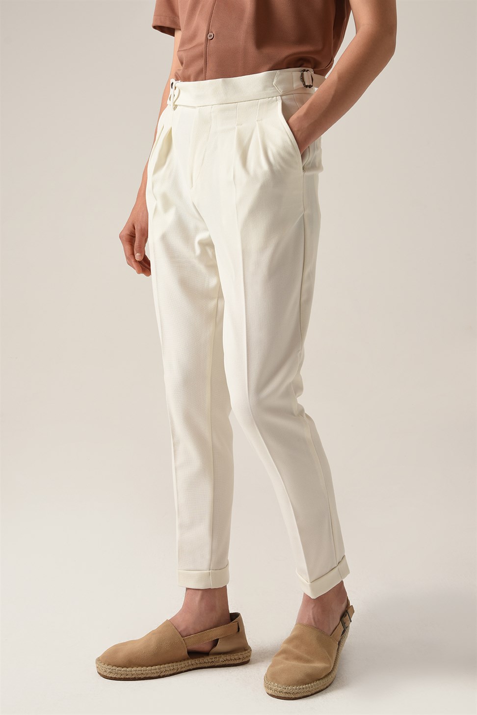 بنطلون قماشي ذو خصر عالٍ (صديق) بإبزيم جانبي وتفاصيل حزام