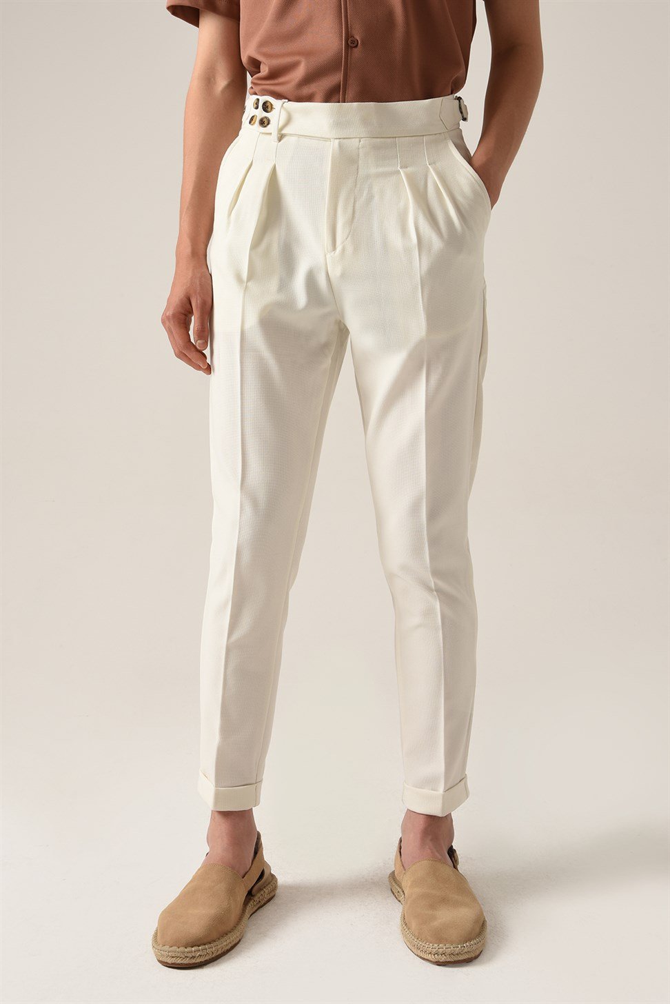 بنطلون قماشي ذو خصر عالٍ (صديق) بإبزيم جانبي وتفاصيل حزام