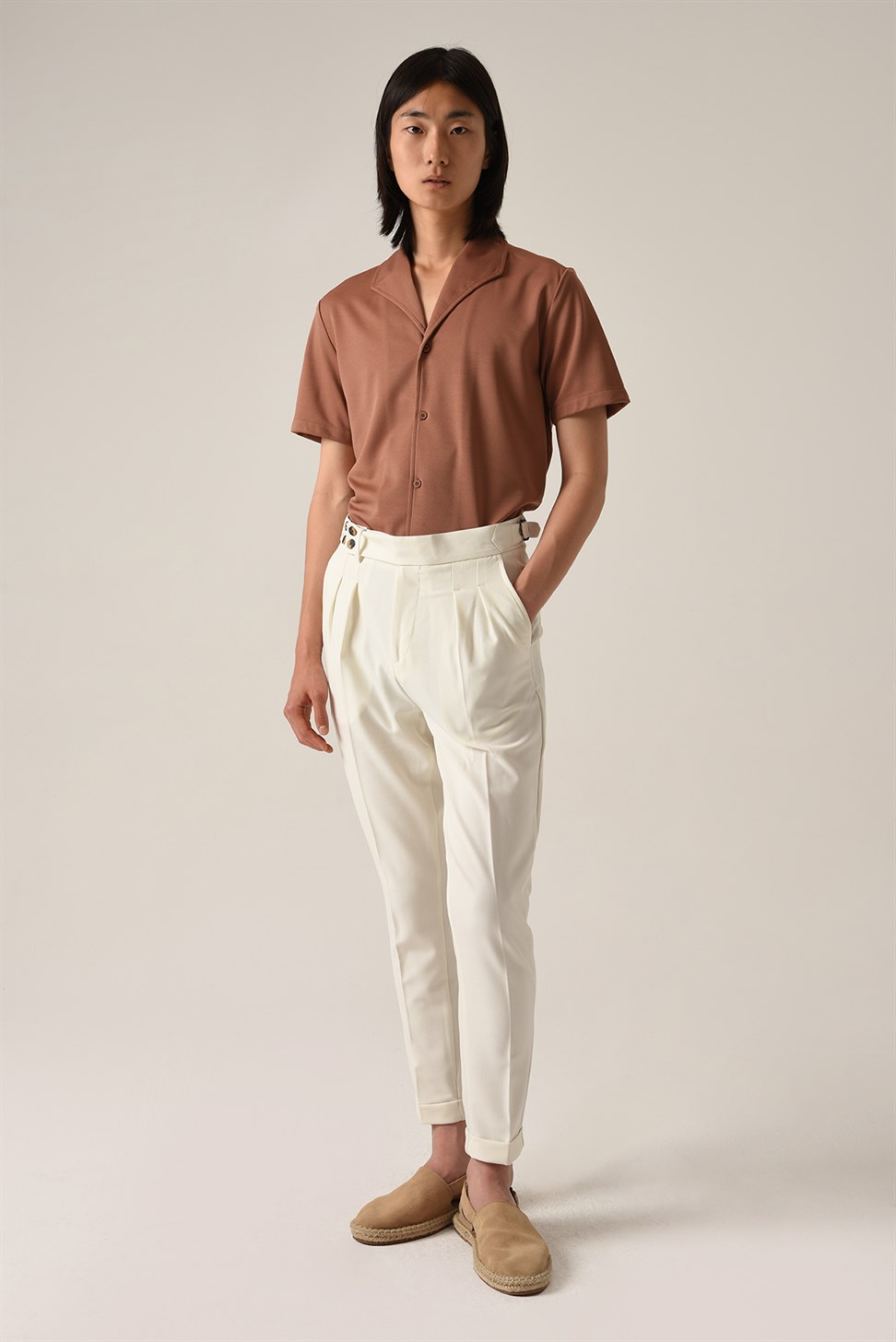 بنطلون قماشي ذو خصر عالٍ (صديق) بإبزيم جانبي وتفاصيل حزام