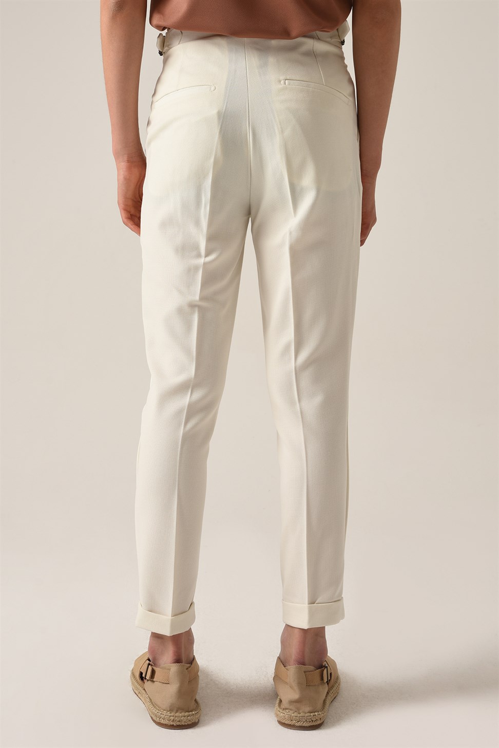 بنطلون قماشي ذو خصر عالٍ (صديق) بإبزيم جانبي وتفاصيل حزام