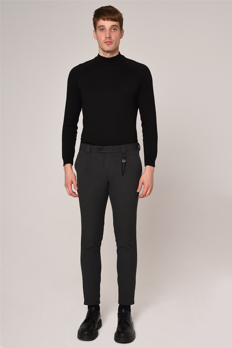 بنطال بقصة ضيقة بتفاصيل إكسسوارات للرجال