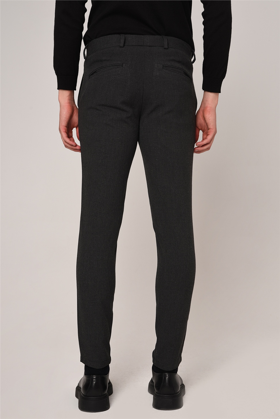 بنطال بقصة ضيقة بتفاصيل إكسسوارات للرجال