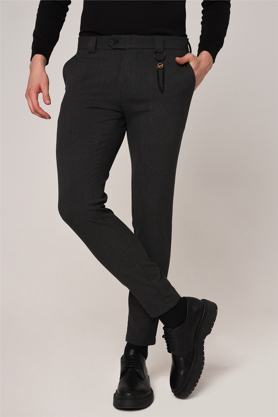 بنطال بقصة ضيقة بتفاصيل إكسسوارات للرجال