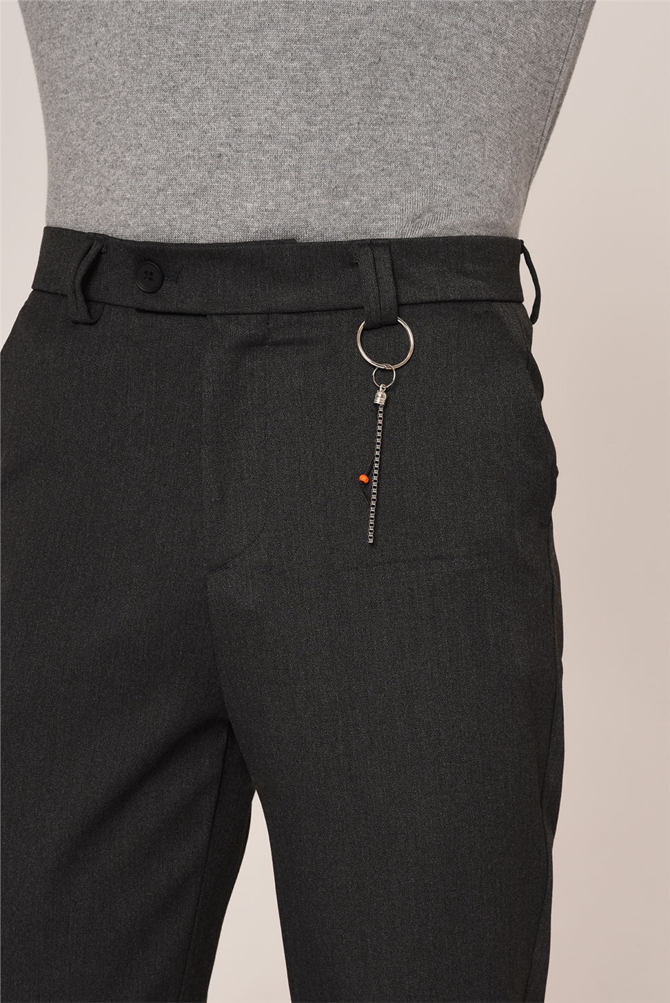 بنطال رجالي بقصة ضيقة وتفاصيل إكسسوارات