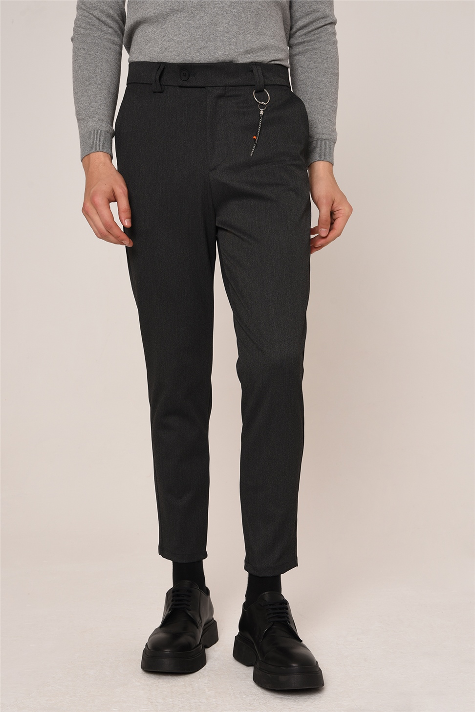 بنطال رجالي بقصة ضيقة وتفاصيل إكسسوارات