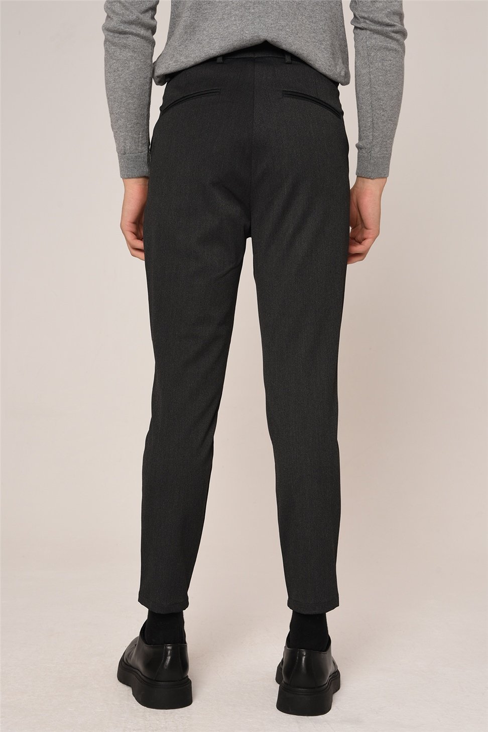 بنطال رجالي بقصة ضيقة وتفاصيل إكسسوارات