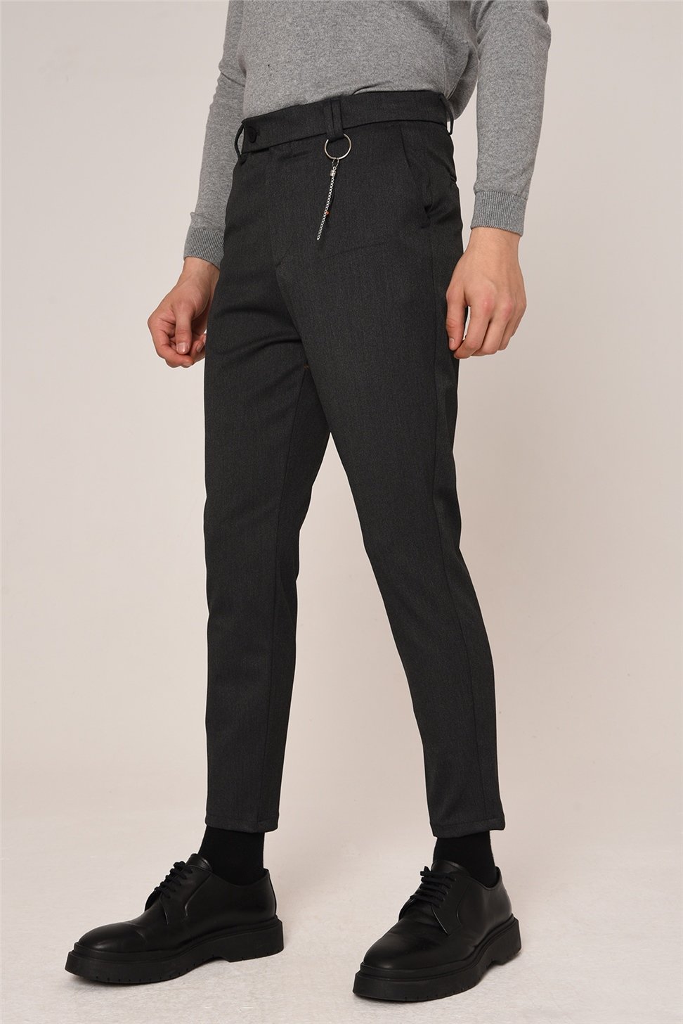 بنطال رجالي بقصة ضيقة وتفاصيل إكسسوارات