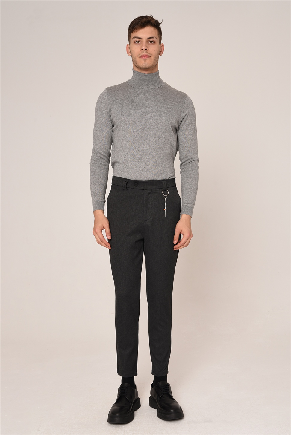 بنطال رجالي بقصة ضيقة وتفاصيل إكسسوارات