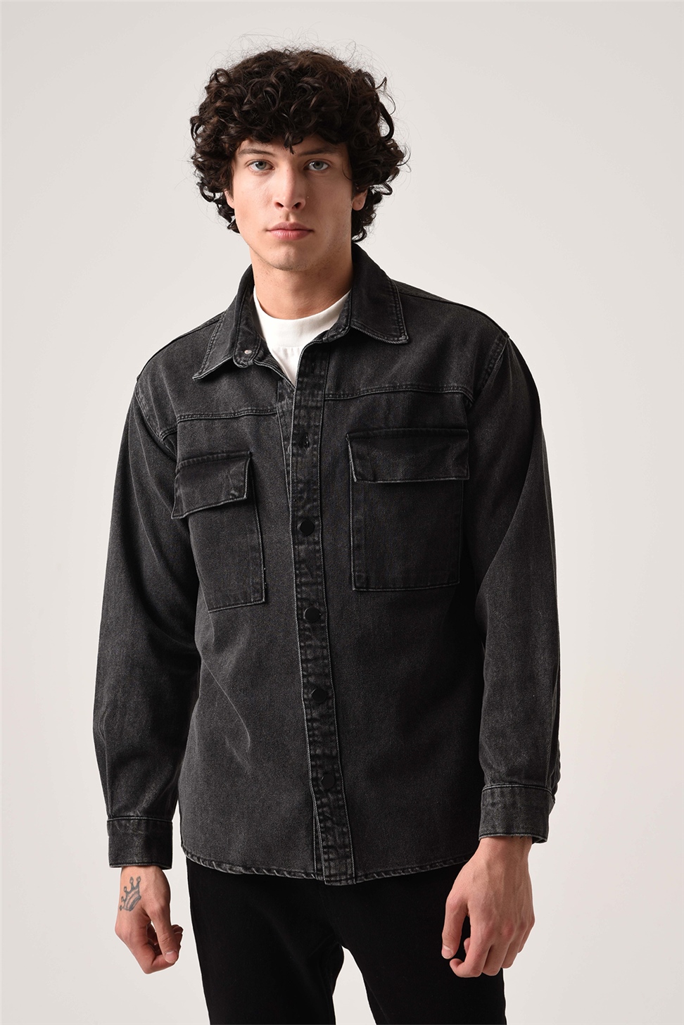 سترة قميص الدنيم بأكمام طويلة