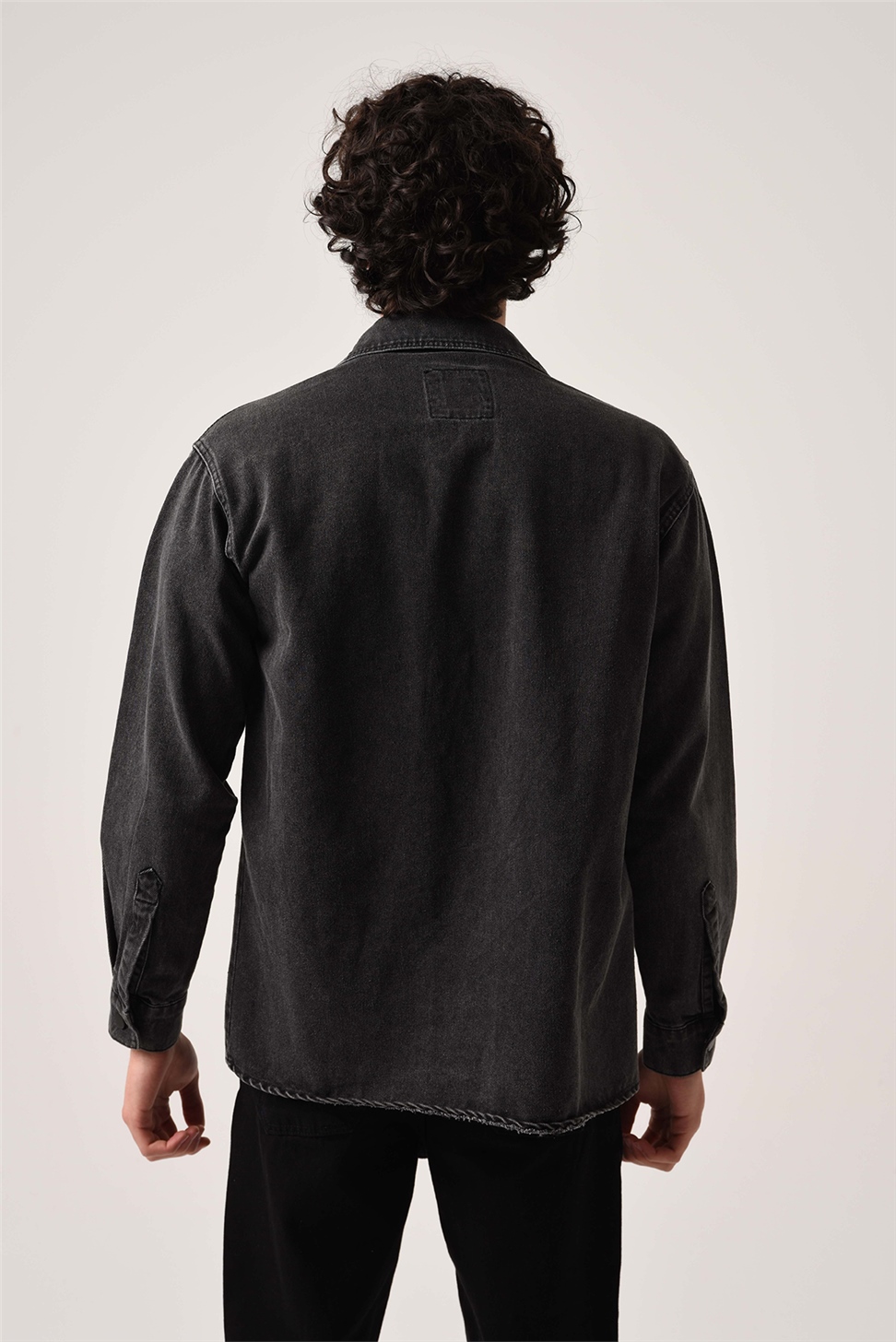 سترة قميص الدنيم بأكمام طويلة