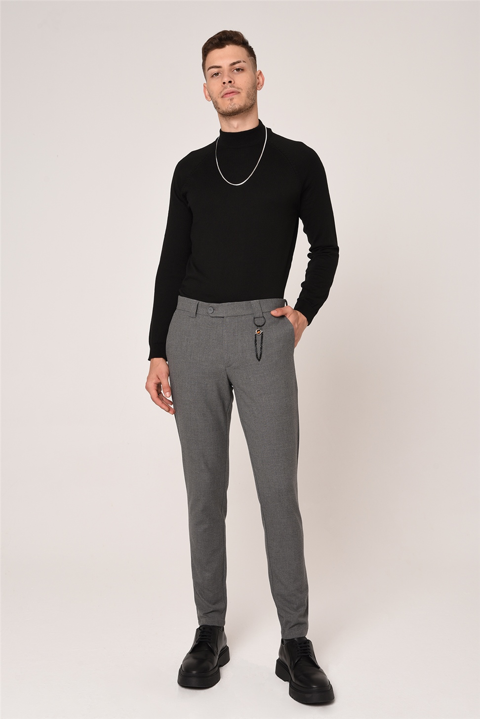 بنطال بقصة ضيقة بتفاصيل إكسسوارات للرجال