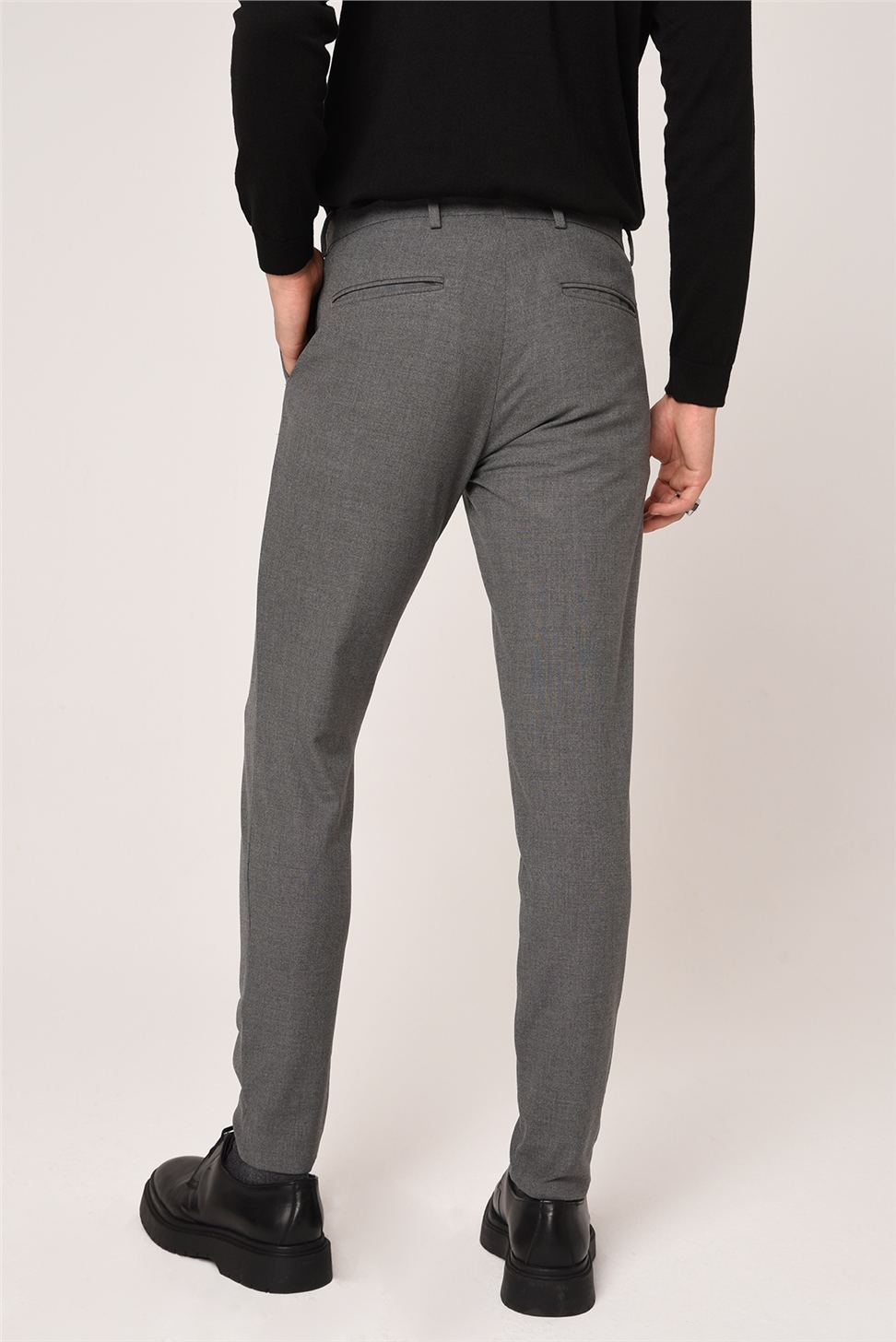 بنطال بقصة ضيقة بتفاصيل إكسسوارات للرجال