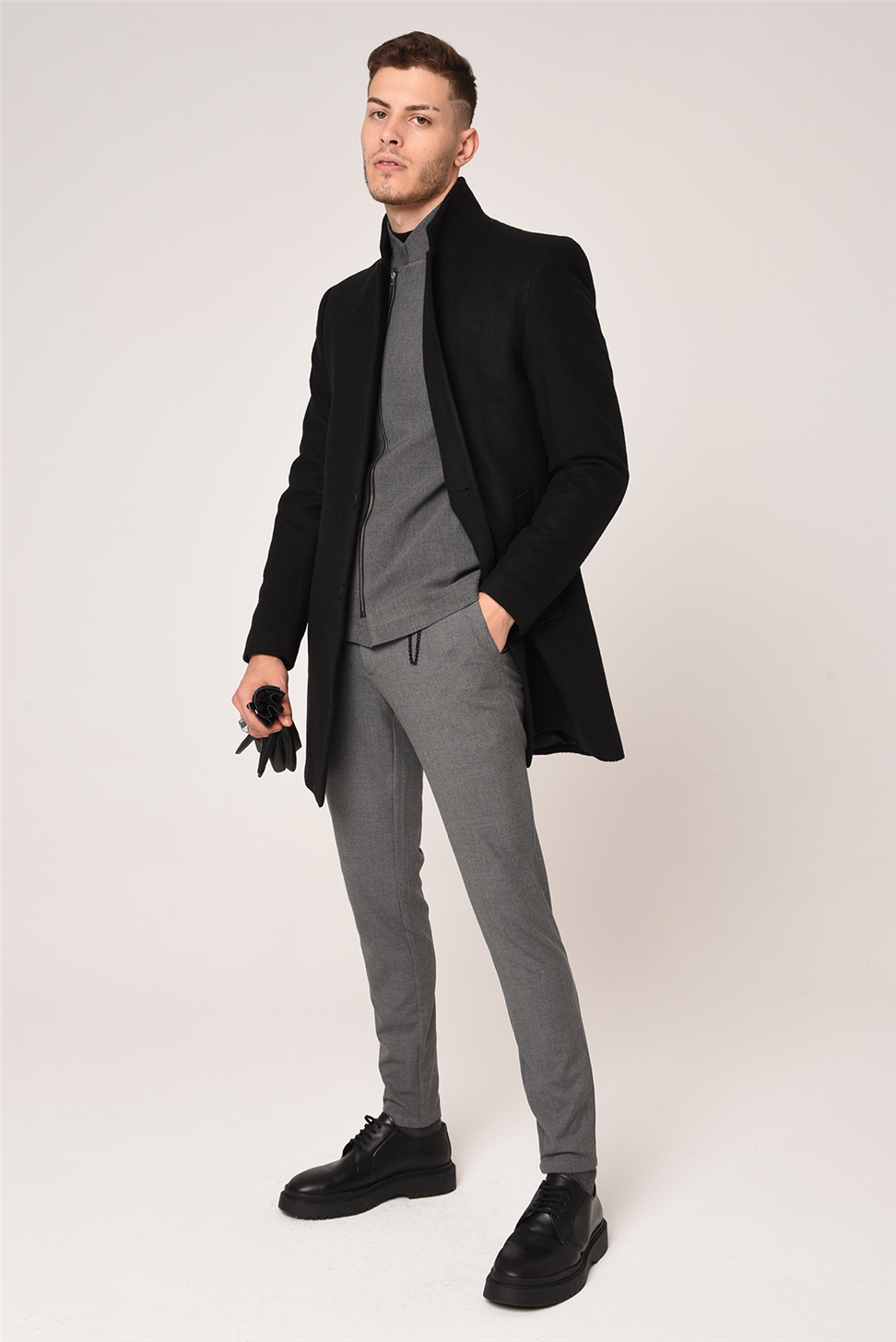 بنطال بقصة ضيقة بتفاصيل إكسسوارات للرجال