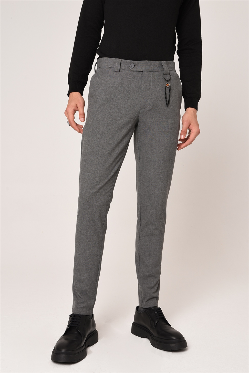 بنطال بقصة ضيقة بتفاصيل إكسسوارات للرجال