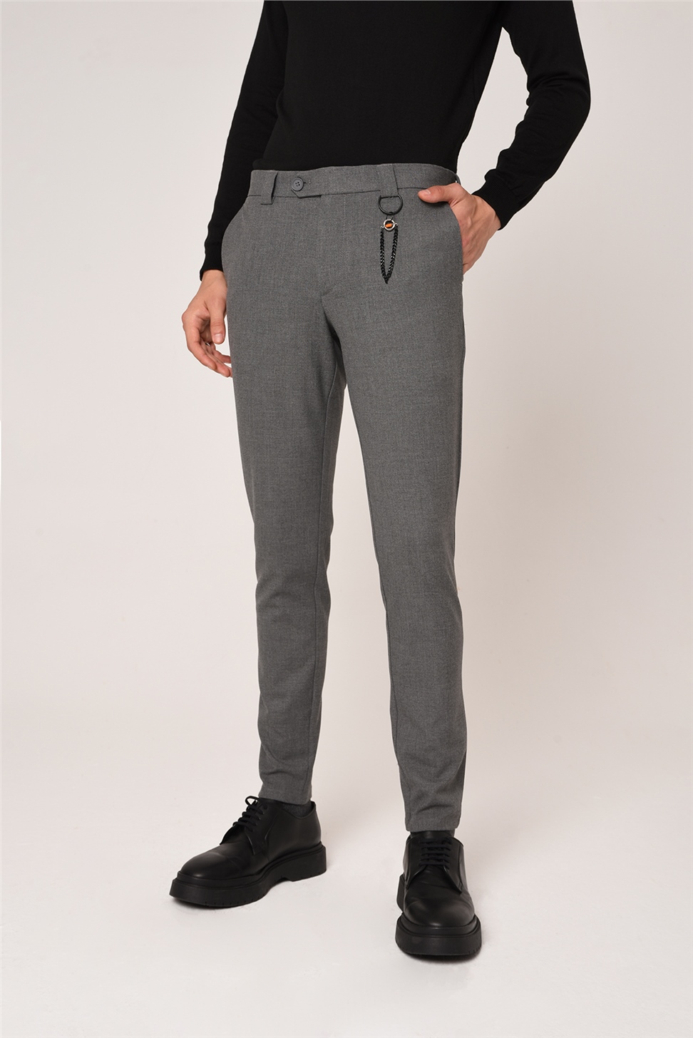 بنطال بقصة ضيقة بتفاصيل إكسسوارات للرجال