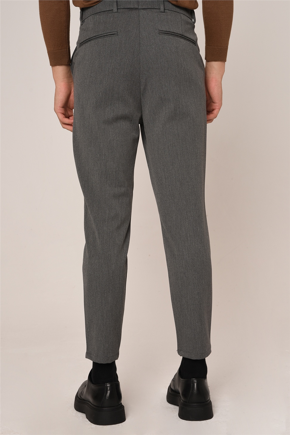 بنطال رجالي بقصة ضيقة وتفاصيل إكسسوارات