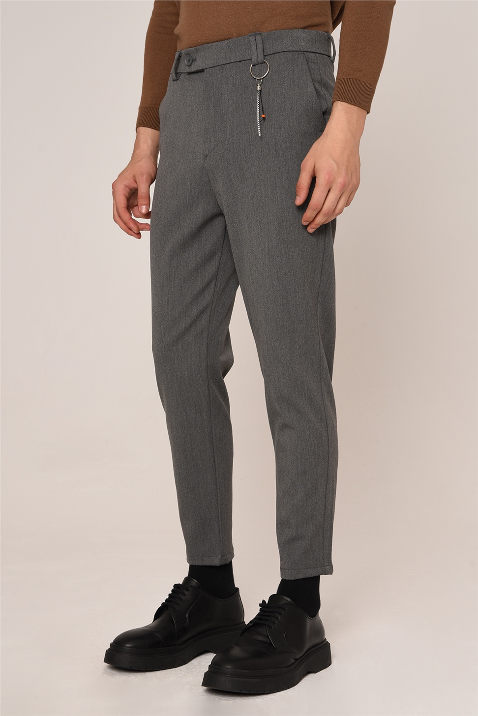 بنطال رجالي بقصة ضيقة وتفاصيل إكسسوارات