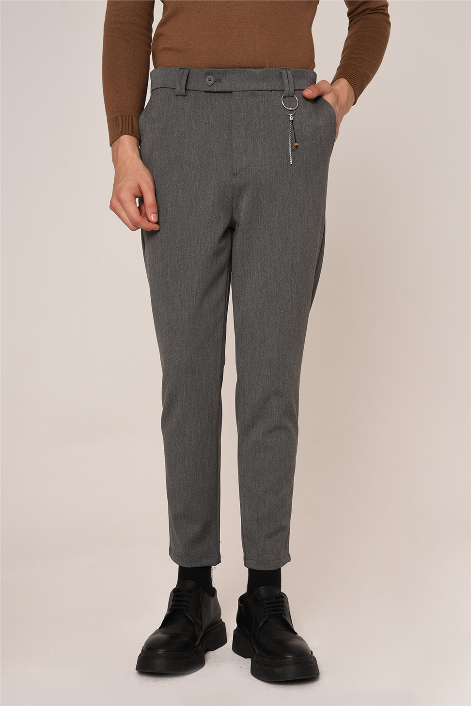 بنطال رجالي بقصة ضيقة وتفاصيل إكسسوارات