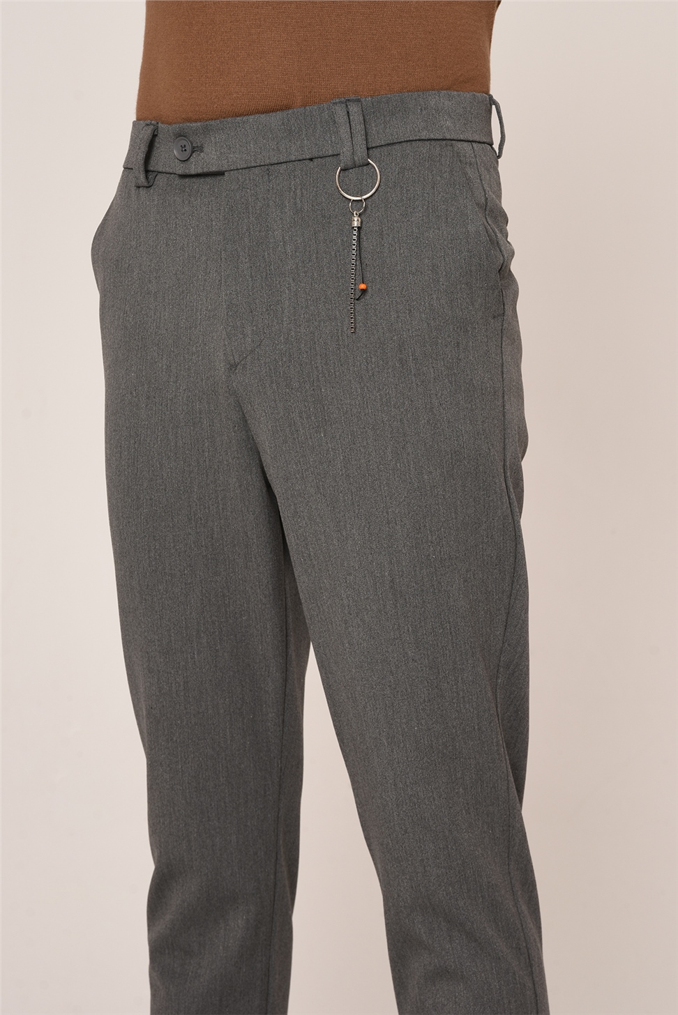 بنطال رجالي بقصة ضيقة وتفاصيل إكسسوارات