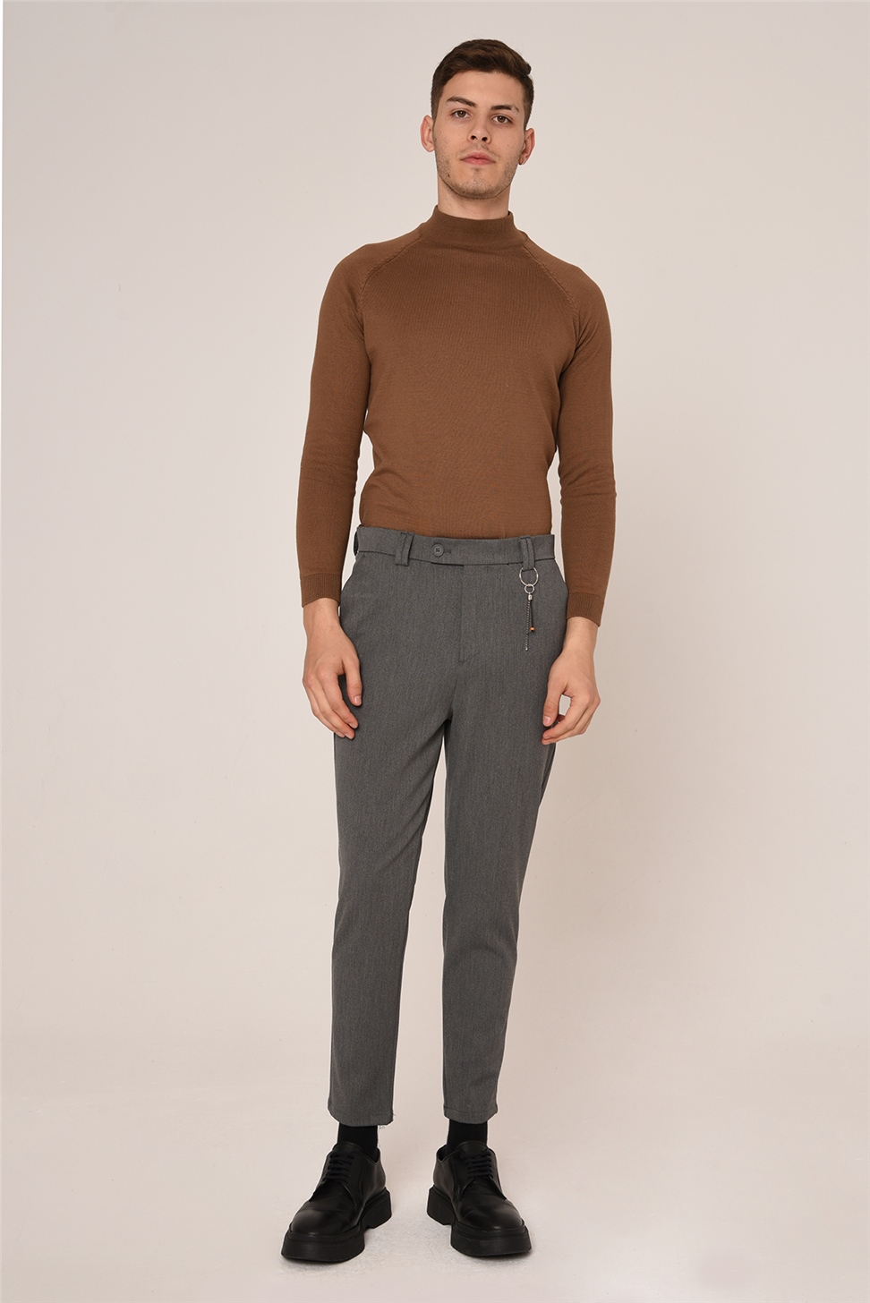 بنطال رجالي بقصة ضيقة وتفاصيل إكسسوارات