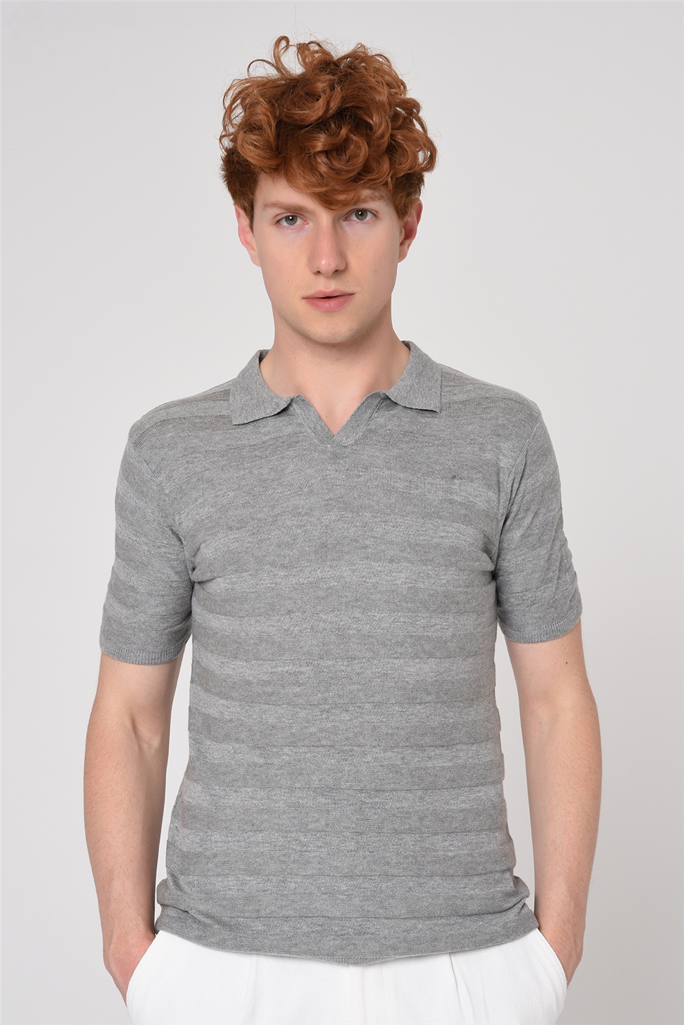 تي شيرت تريكو منقوش بياقة بولو مخططة