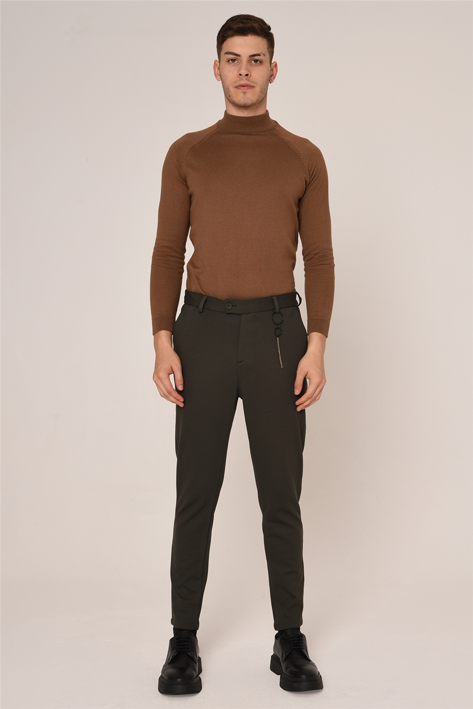 بنطال رجالي بقصة ضيقة وتفاصيل إكسسوارات