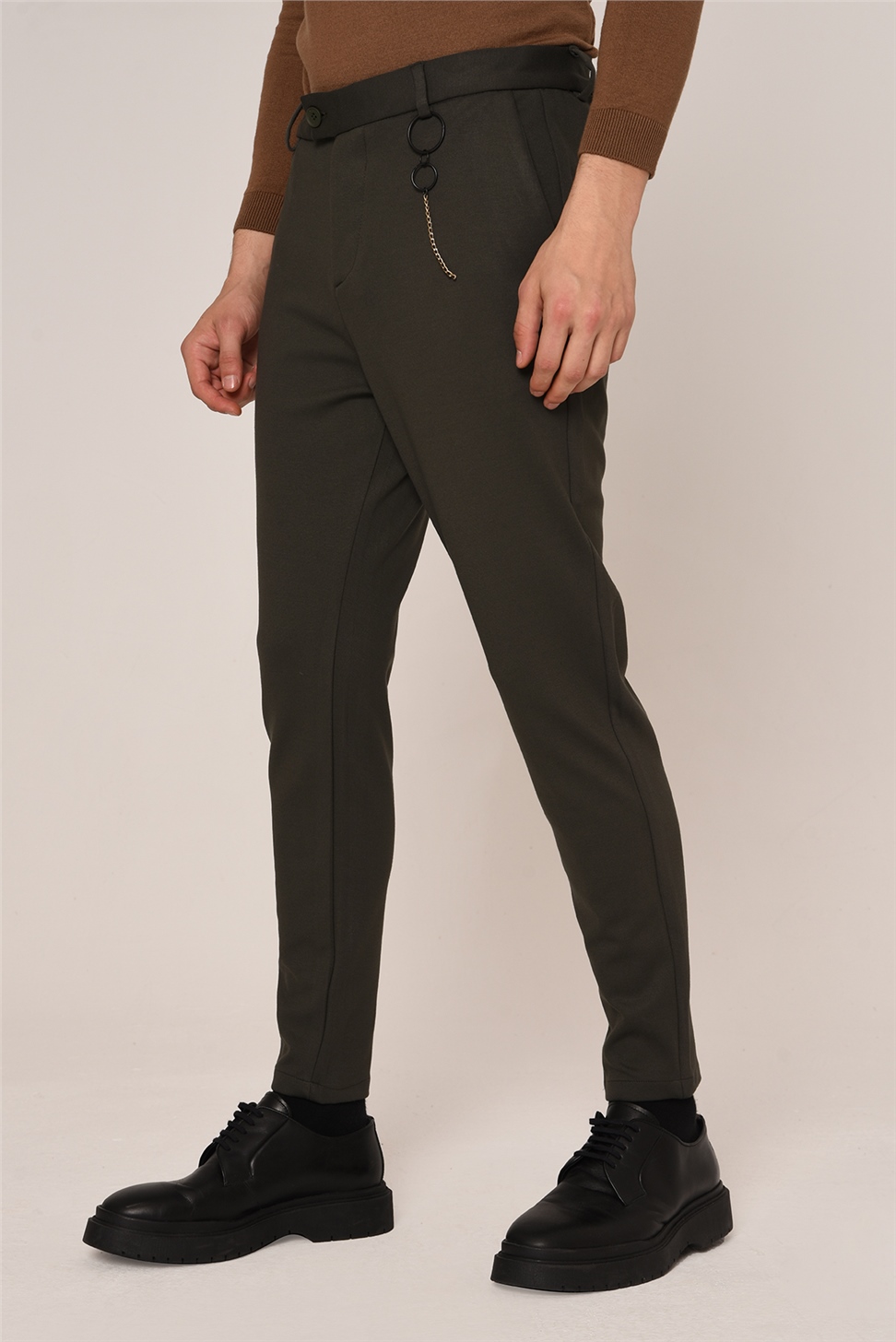 بنطال رجالي بقصة ضيقة وتفاصيل إكسسوارات