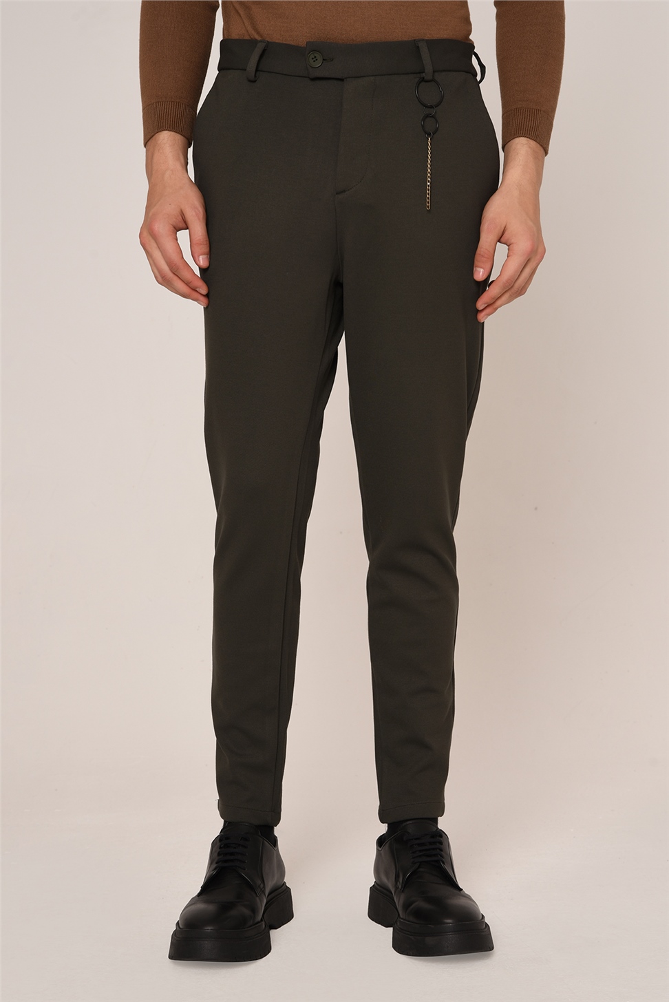 بنطال رجالي بقصة ضيقة وتفاصيل إكسسوارات