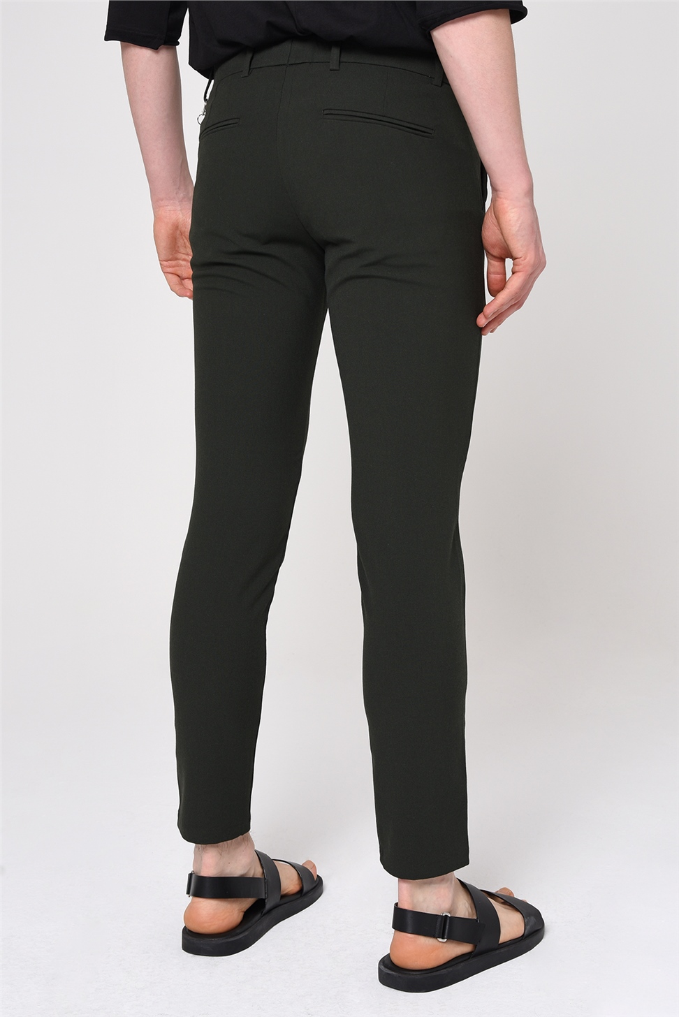 بنطال قماشي ذو قصة ضيقة للرجال