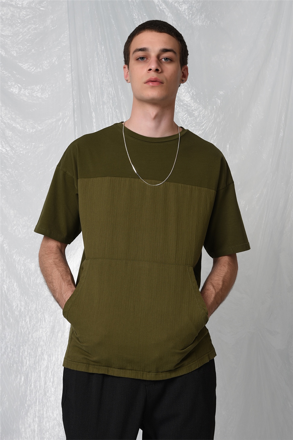 تي شيرت بجيب كبير الحجم