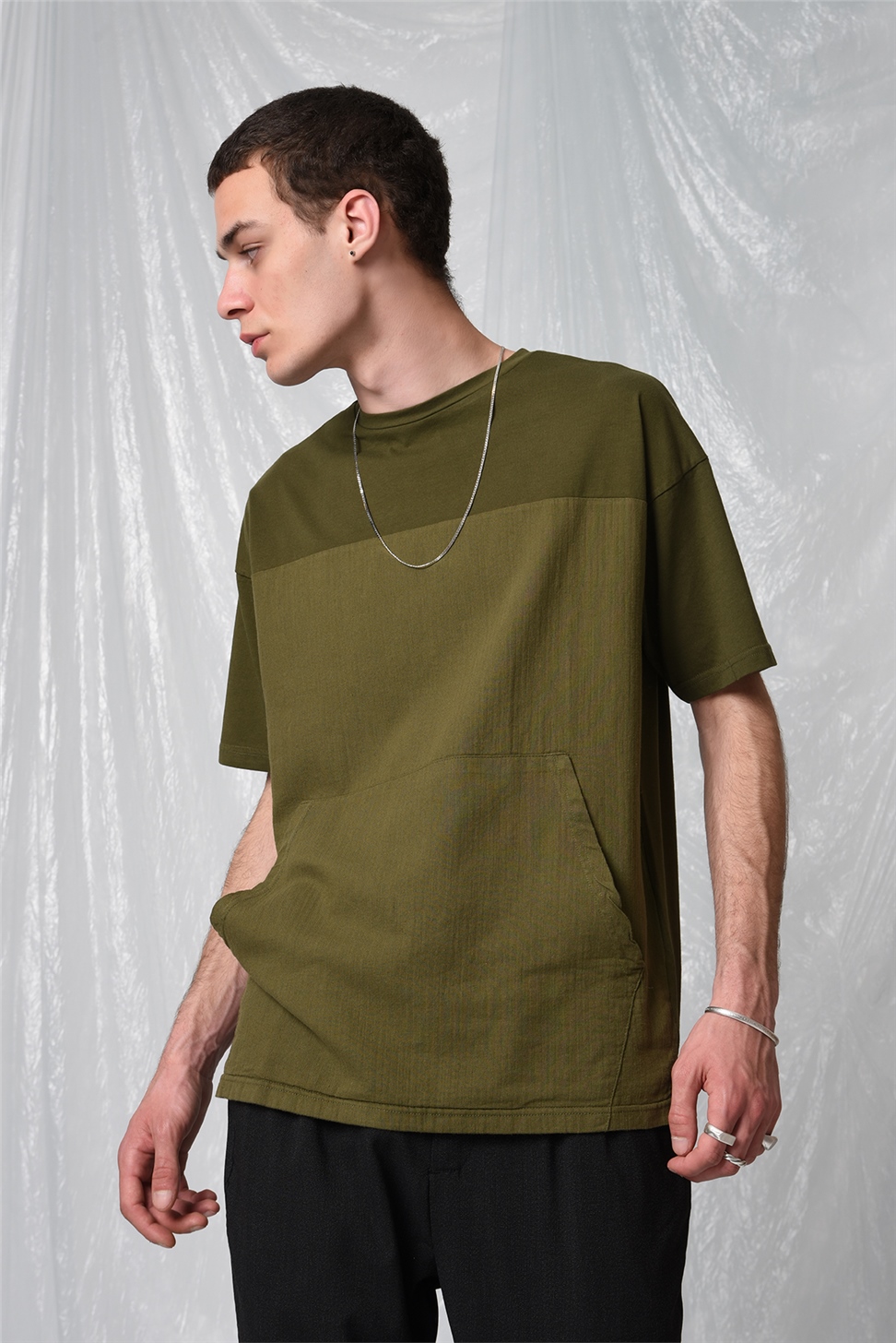 تي شيرت بجيب كبير الحجم