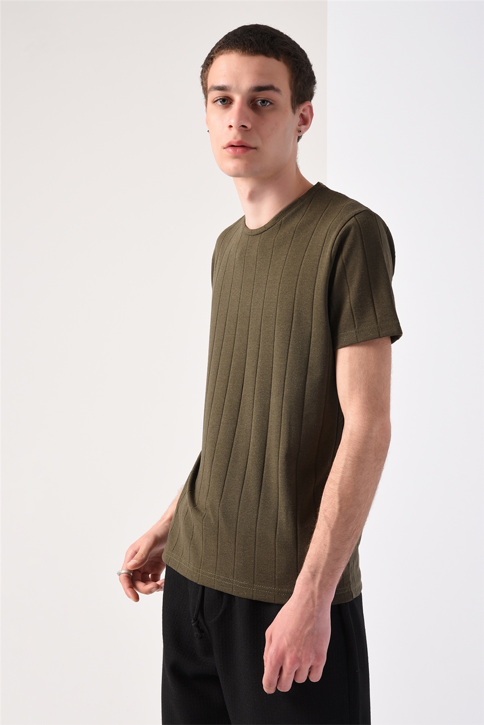 تي شيرت ذو شريط مزدوج كبير الحجم