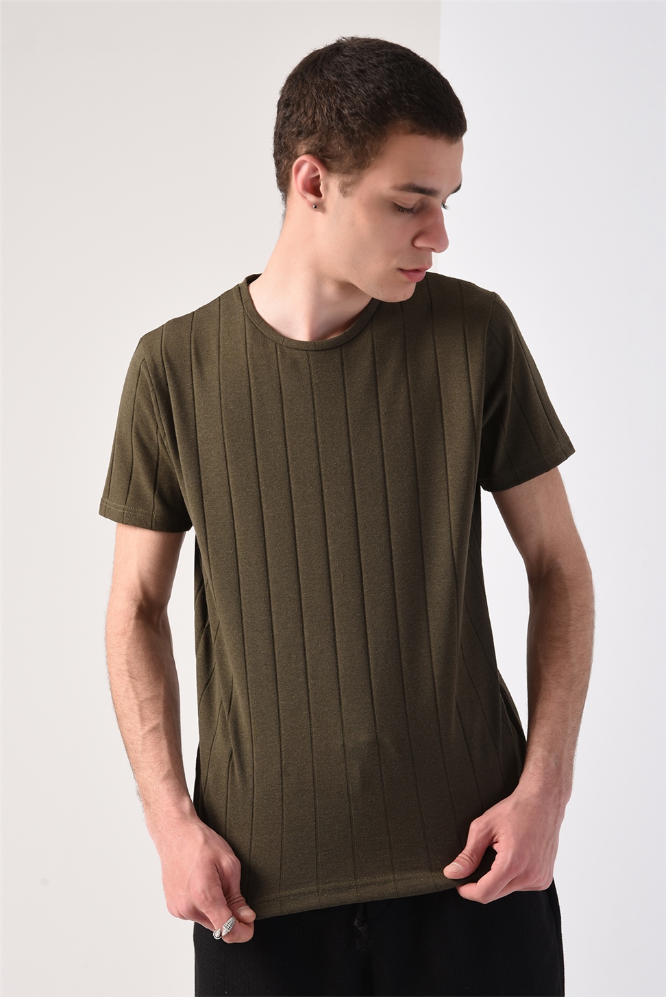 تي شيرت ذو شريط مزدوج كبير الحجم