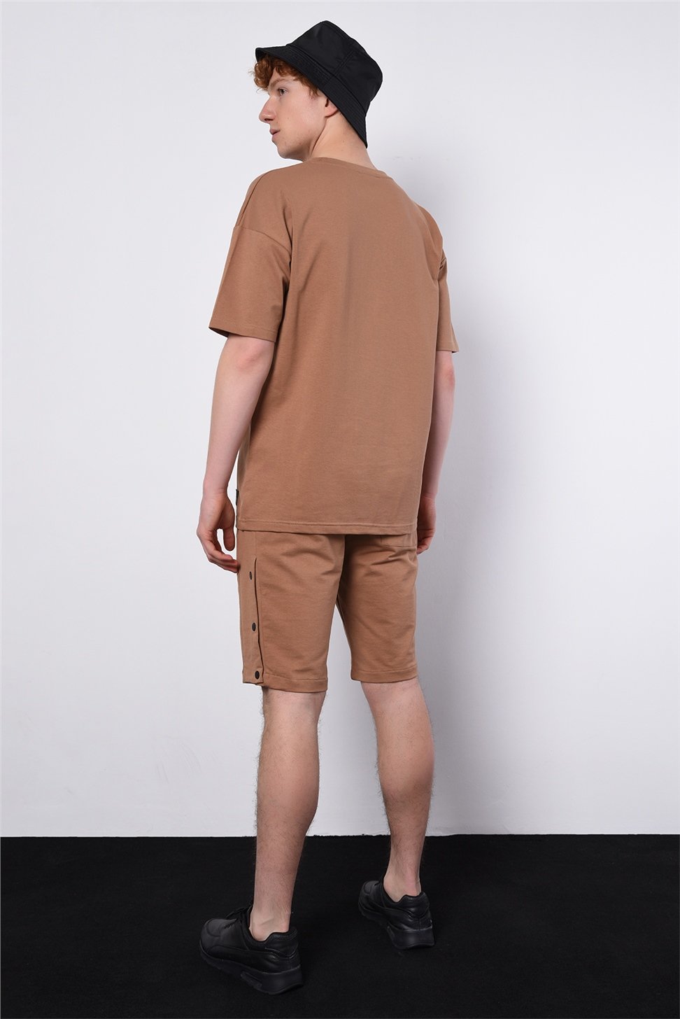 طقم تي شيرت رجالي كبير الحجم + شورت بأزرار جانبية