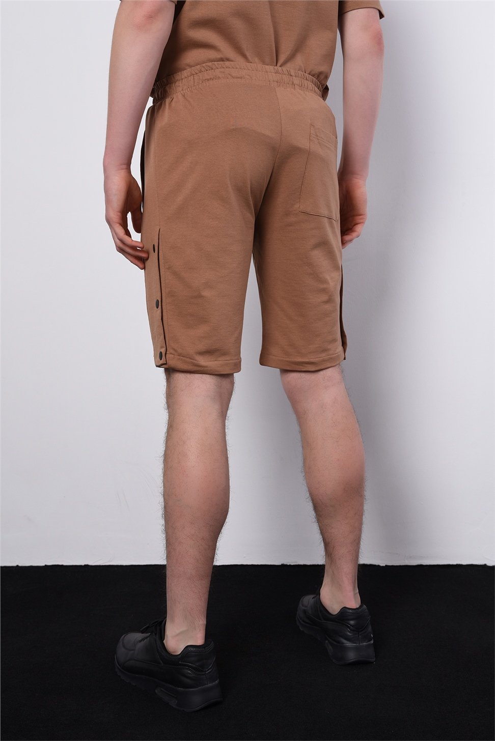 طقم تي شيرت رجالي كبير الحجم + شورت بأزرار جانبية